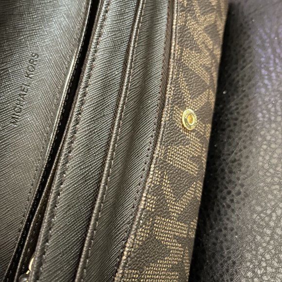 Michael Kor Jet Set Flap Logo Travel Wallet - Picture 5 of 5